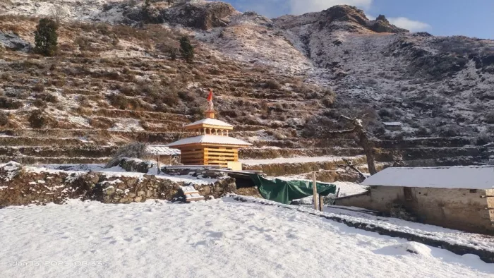Uttarakhand Weather: चारधाम में बर्फबारी व मैदानी इलाकों में बारिश से बदला मौसम