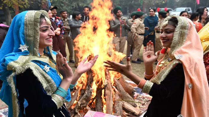 देश के अलग-अलग राज्यों में धूमधाम से मनाया जा रहा लोहड़ी की त्योहार।