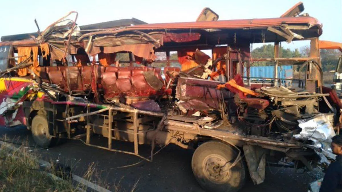 Bus Accident In Shirdi: नासिक-शिर्डी हाईवे पर टूरिस्ट बस की ट्रक से टक्कर में 10 की मौत, 35 घायल - Bus Accident In Shirdi 10 killed in tourist bus collision with truck