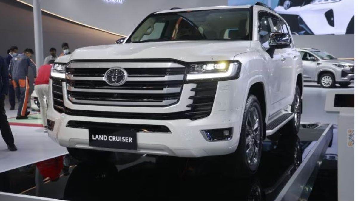 auto expo 2023 toyota land cruiser 300 showcased know its price booking amount and features
