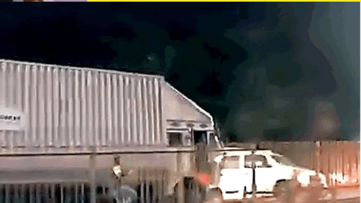Agra Accident: मानवता हुई शर्मसार, सड़क पर बिछी थीं लाशें, और...नोट बटोर रहा था युवक, कंटेनर की टक्कर में हुई थीं तीन मौत