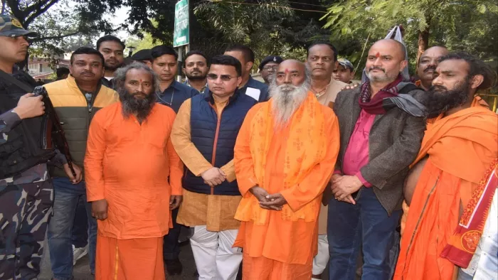 पुरुलिया के भाजपा सांसद ज्योतिर्मय महतो तीनों साधुओं को लेकर धनबाद पहुंचे।
