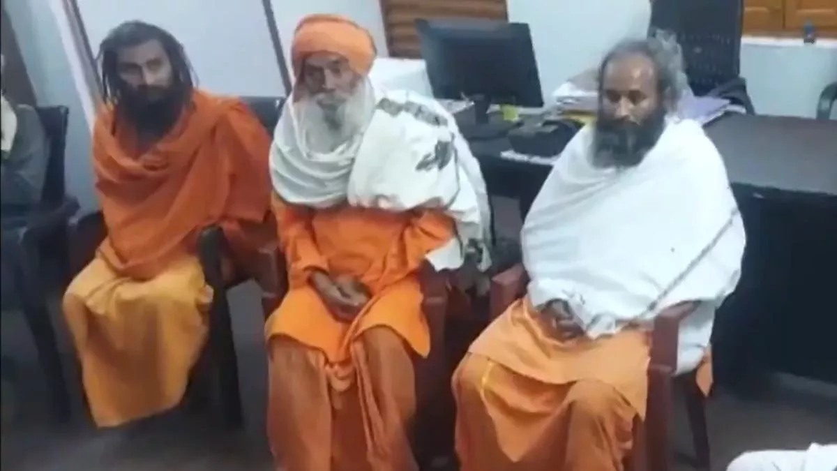 पश्चिम बंगाल के पुरुलिया में तीन साधुओं से मारपीट, BJP नेताओं ने की  मुलाकात; बोले- बंगाल में हिंदू नहीं हैं सुरक्षित - Bengal BJP honored  sadhus who were beaten ...