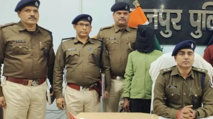 पकड़े गए आरोपित के साथ एसपी प्रमोद कुमार व जांच टीम। (जागरण फोटो)