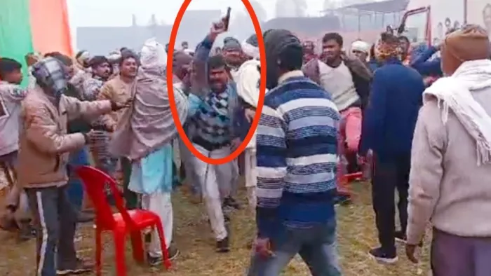 मुरादाबाद के देवापुर में फायरिंग करता युवक(लाल घेरे में)।