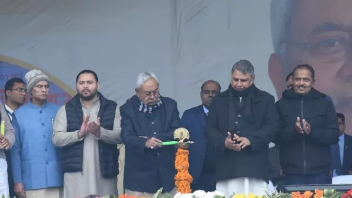 शिक्षकों को नियुक्ति पत्र बांट गदगद दिखे CM नीतीश कुमार।