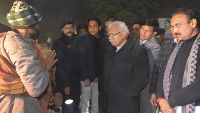 CM मनोहर लाल ने करनाल रेलवे स्टेशन पर दिखाई दरियादिली।