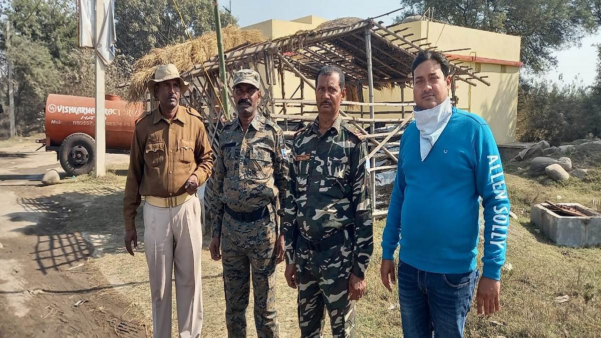 magistrate and soldiers posted at rasunchopa on the jharkhand odisha border