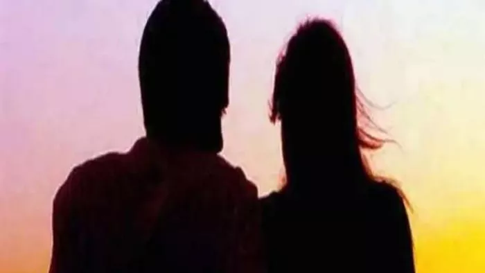 सुरक्षा मांगने HC पहुंचा कपल, 19 साल की छात्रा के साथ लिव-इन में रह रहा मैथ्स का टीचर
