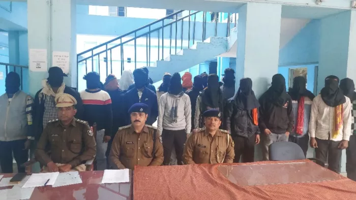 प्रेसवार्ता के दौरान थाना में एसडीपीओ पकरीबरावां व थानाध्यक्ष। (जागरण फोटो)