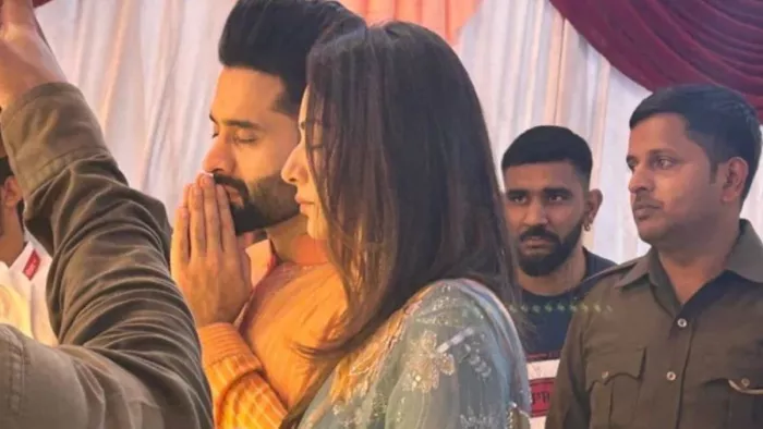 होने वाले पति जैकी के साथ राम मंदिर गईं रकुल प्रीत सिंह। फोटो क्रेडिट- इंस्टाग्राम