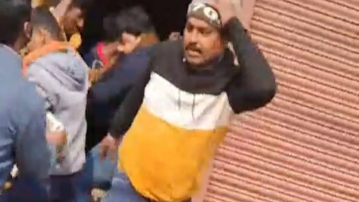 Shekhpura News: बिजली चोरी पर छापामारी करने पहुंचे अधिकारियों को बनाया बंधक, फिर ऐसे बचाई जान