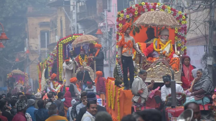 Mahakumbh 2025: बहादुरगंज में पंचायती अखाड़ा बडा उदासीन निर्वाण के छावनी प्रवेश शोभायात्रा में शामिल महामंडलेश्वर रथो पर निकलें।-गिरीश श्रीवास्तव