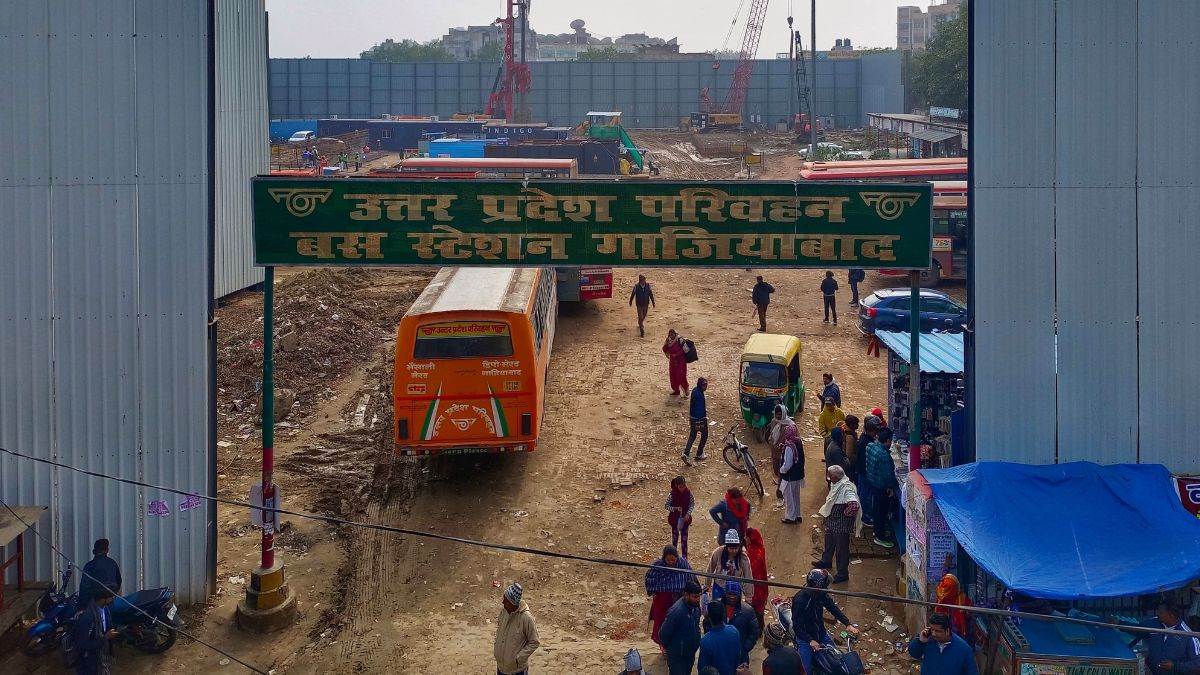 ncr danger of accident at old bus stand of ghaziabad no notice has been put up
