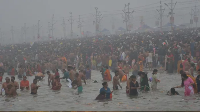 महाकुंभ मेला के पौष पूर्णिमा स्नान पर्व पर संगम घाट पर उमड़ी श्रद्धालुओं की भीड़।- गिरीश श्रीवास्तव