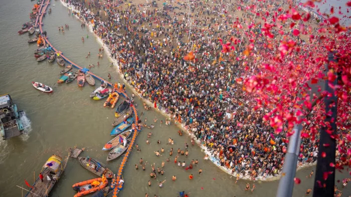 महाकुंभ का पुण्य कमाने प्रयागराज पहुंचे डेढ़ करोड़ श्रद्धालु।