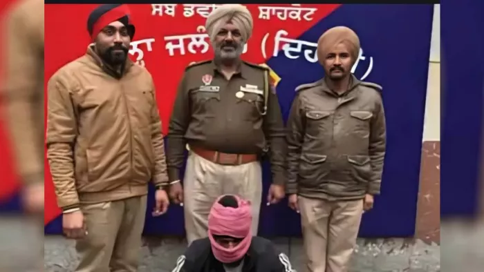 पुलिस ने जालंधर में बिल्लियों के पैर बांध कुत्तों से नोचवाने वाला आरोपी को गिरफ्तार किया है। जागरण
