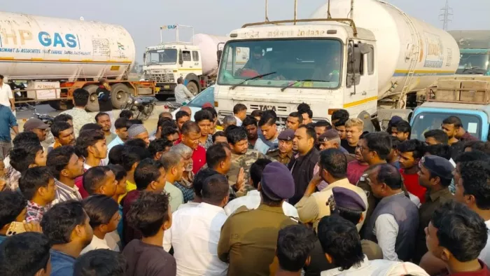 एनएच पर लगे जाम के बीच भीड़ को समझाती पुलिस।
