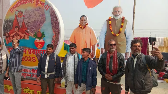 PM मोदी और सीएम योगी संग सेल्फी लेने का दिखा क्रेज।