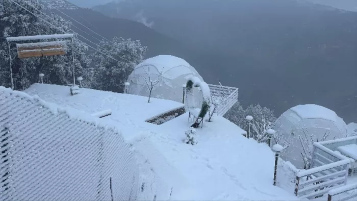 मुक्तेश्वर के हार्मोनी हाइट्स में गिरी बर्फ।