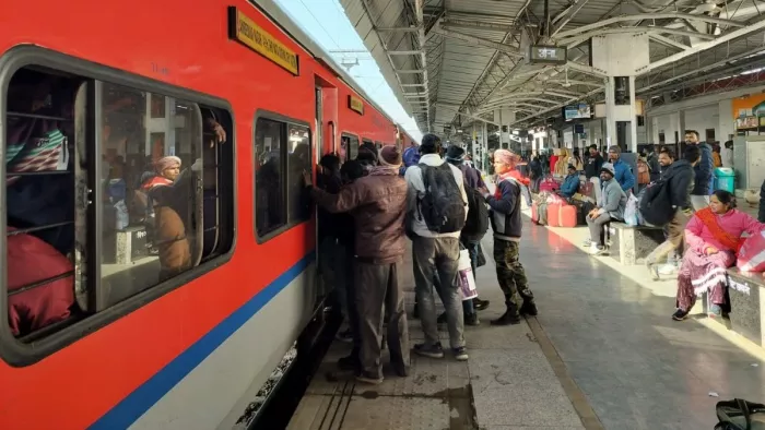 ट्रेनों के कैंसिल और रूट डायवर्ट होने से यात्रियों की बढ़ी परेशानी। जागरण फोटो