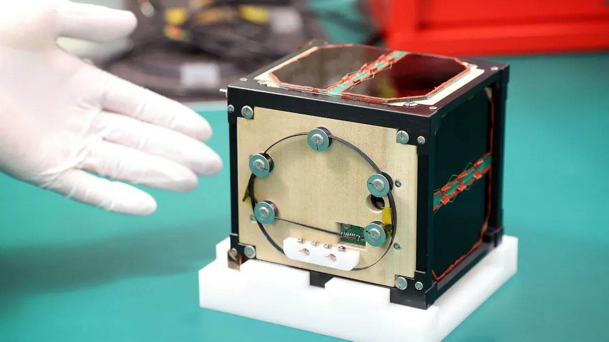 https://www.jagranimages.com/images/newimg/13012025/13_01_2025-wooden_satellite__23865868.jpg