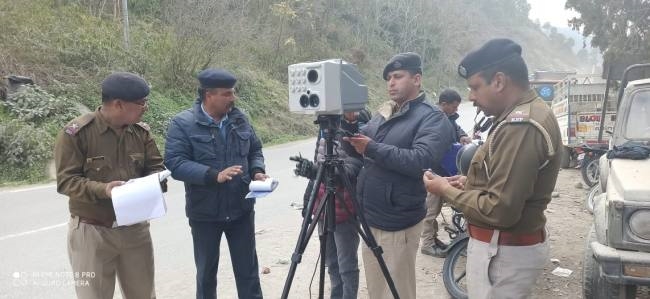 परेल में ओवरस्पीड 15 वाहनों के काटे चालान