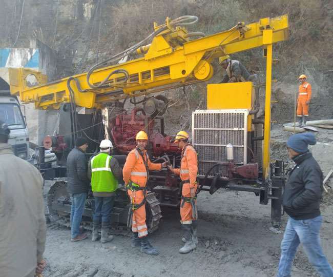 टनल में जारी है जिंदगी की तलाश।