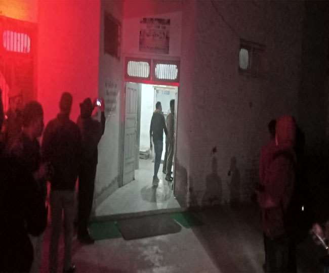 रोहतक के अखाड़े में फायरिंग के बाद जांच करती पुलिस टीम व अधिकारी। (जागरण)
