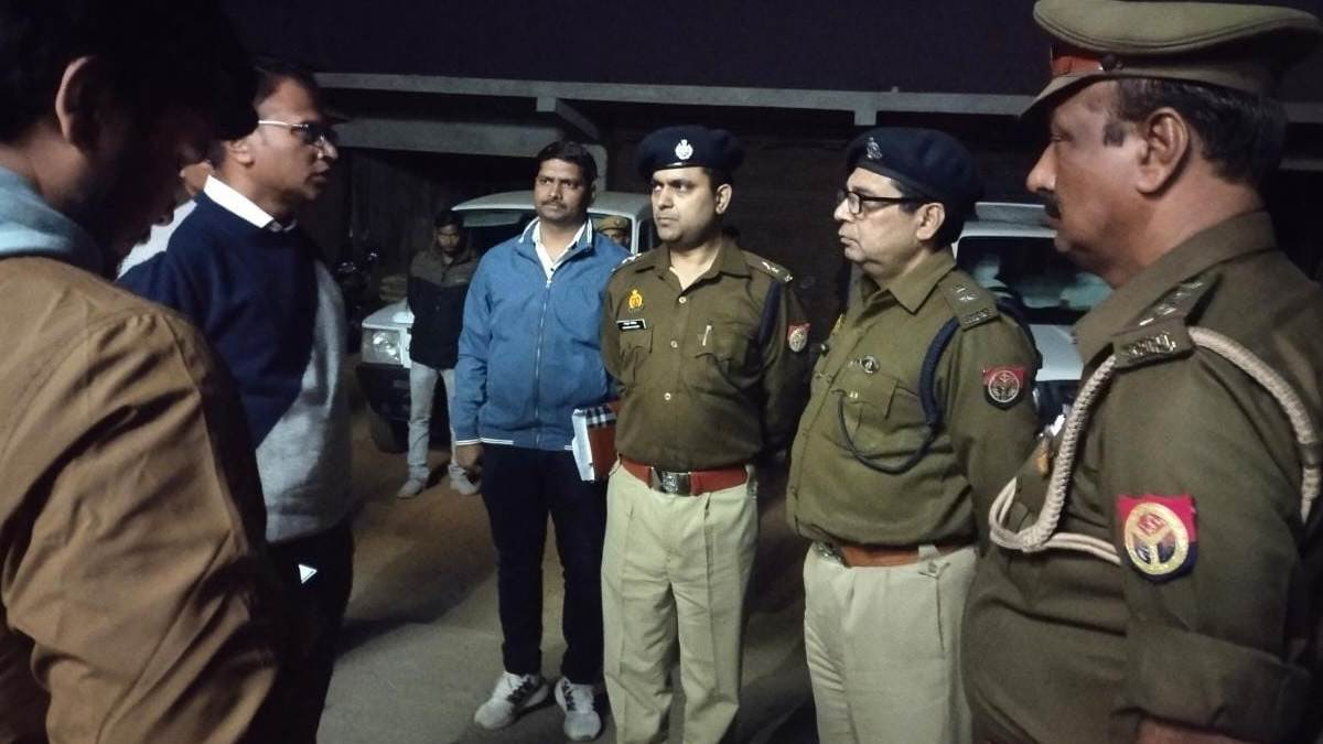 gorakhpur 6 lakh looted from gas agency manager in broad daylight