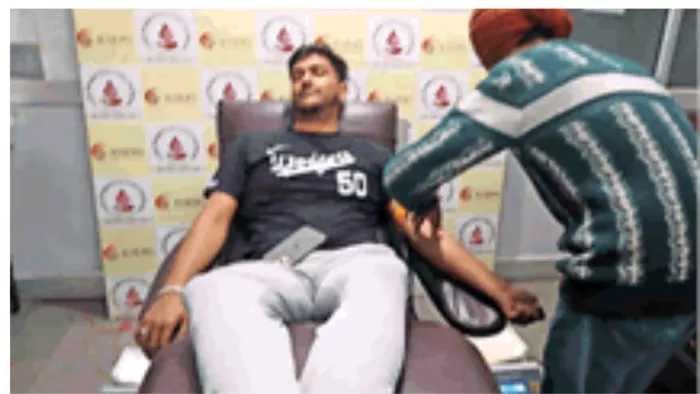 रवि महाजन का पोता आर्यन रक्त दान करता हुआ।