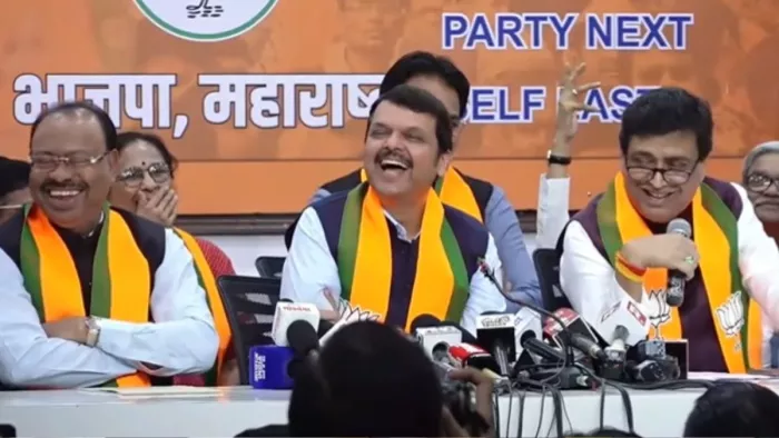 अशोक चव्हाण ने मुंबई भाजपा प्रमुख आशीष शेलार को गलती से "मुंबई कांग्रेस अध्यक्ष" कह दिया।(फोटो सोर्स: बीजेपी)