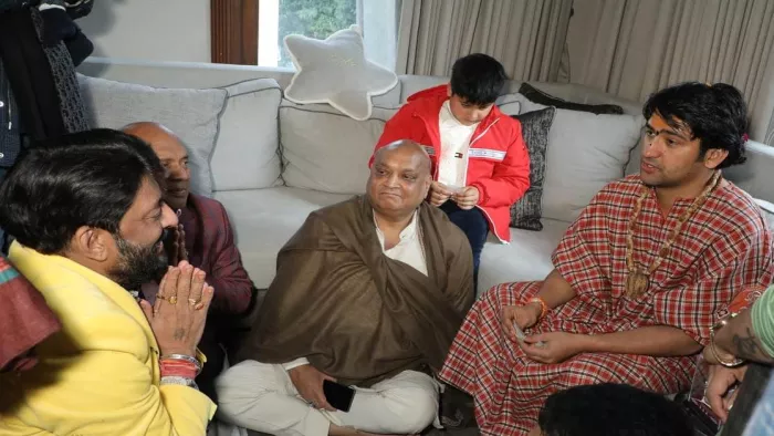 Sirsa News: बागेश्वर धाम सरकार के पीठाधीश्वर धीरेंद्र शास्त्री महाराज से आशीर्वाद लेते विधायक गोपाल कांडा।