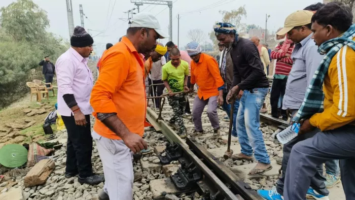 बिहार में पटरी टूटने से बड़ा हादसा टला