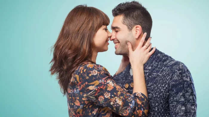 Kiss Day 2024: कितने प्रकार का होता है किस