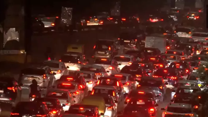 दिल्ली नोएडा दिल्ली मार्ग पर लगा भीषण जाम।