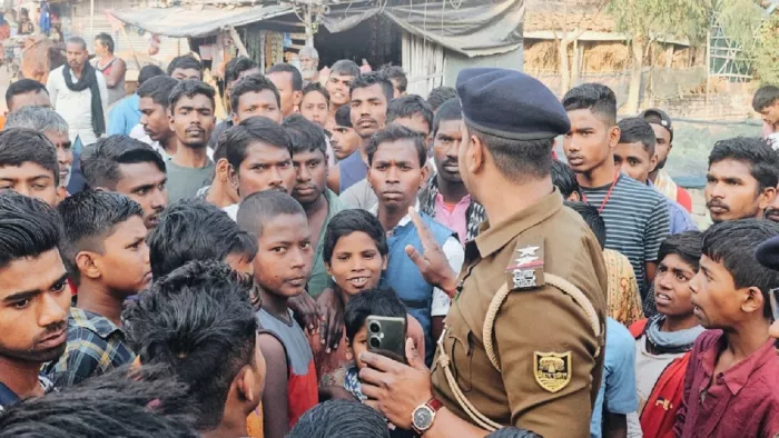 प्राथमिक विद्यालय सच्चिदानंद में बच्चों के अभिभावक को समझती पुलिस पदाधिकारी । जागरण