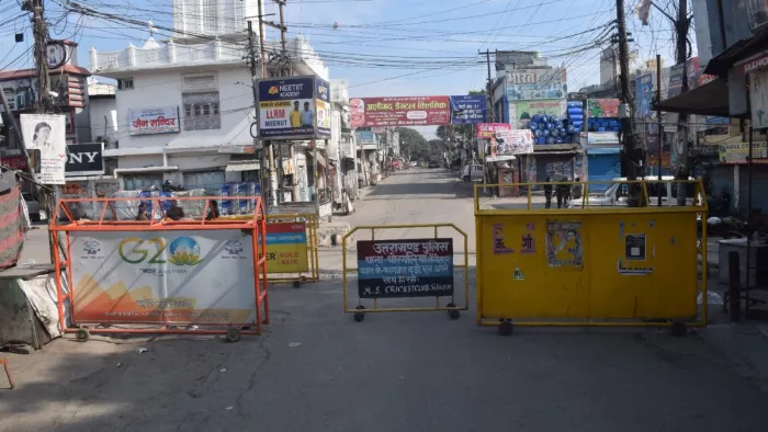 हल्द्वानी बनभूलपुरा क्षेत्र में हुए बवाल के बाद ताज चौराहे पर पसरा सन्नाटा व तैनात पुलिस बल । जागरण