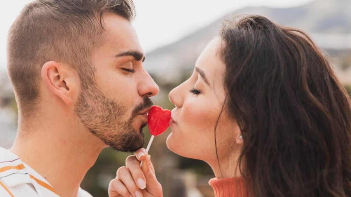 इन वजहों से पार्टनर को 'Kiss' करना पड़ सकता है भारी! अभी जान लें, वरना  लगाते रहेंगे डॉक्‍टर के चक्‍कर - Kiss Day 2024 diseases that can spread  through kissing kiss karne