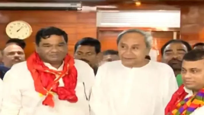 मुख्यमंत्री की मौजूदगी में देवाशीष एवं शुभाशीष ने भरा नामांकन।