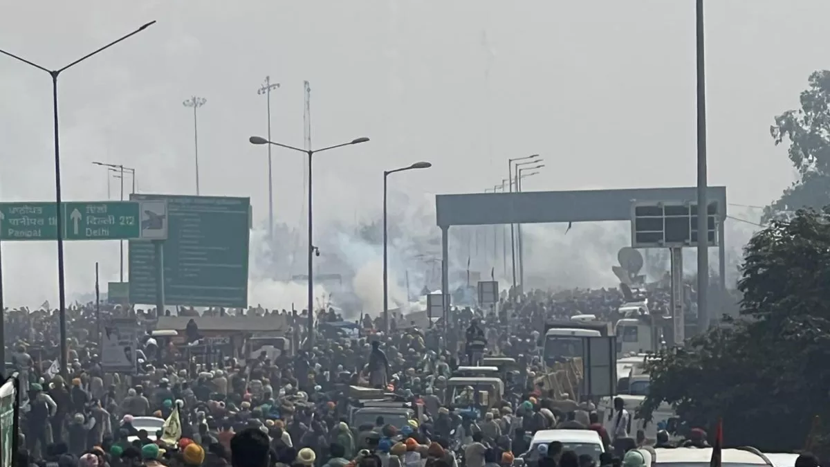Farmers Protest Live Update: शंभू बॉर्डर पर हालात बेकाबू, पथराव के बीच प्रदर्शनकारियों पर दागे गए आंसू गैस के गोले