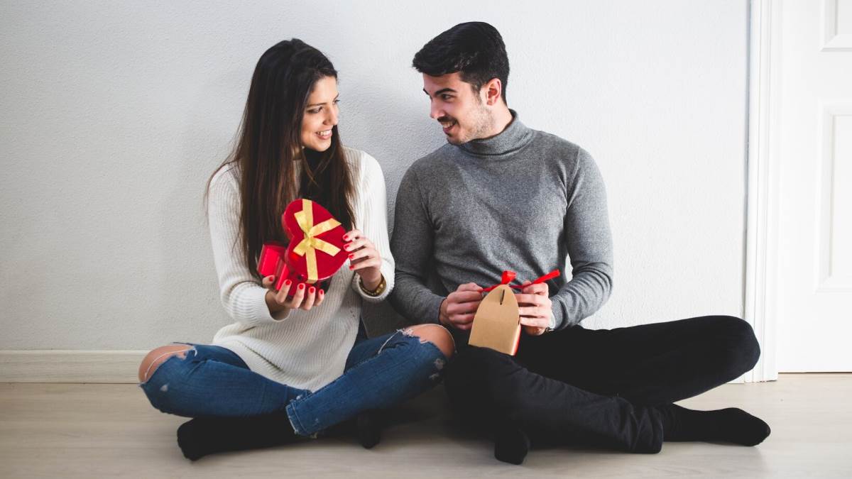 https://www.jagranimages.com/images/newimg/13022024/13_02_2024-valentine_day_gift_ideas_f_23652302.jpg