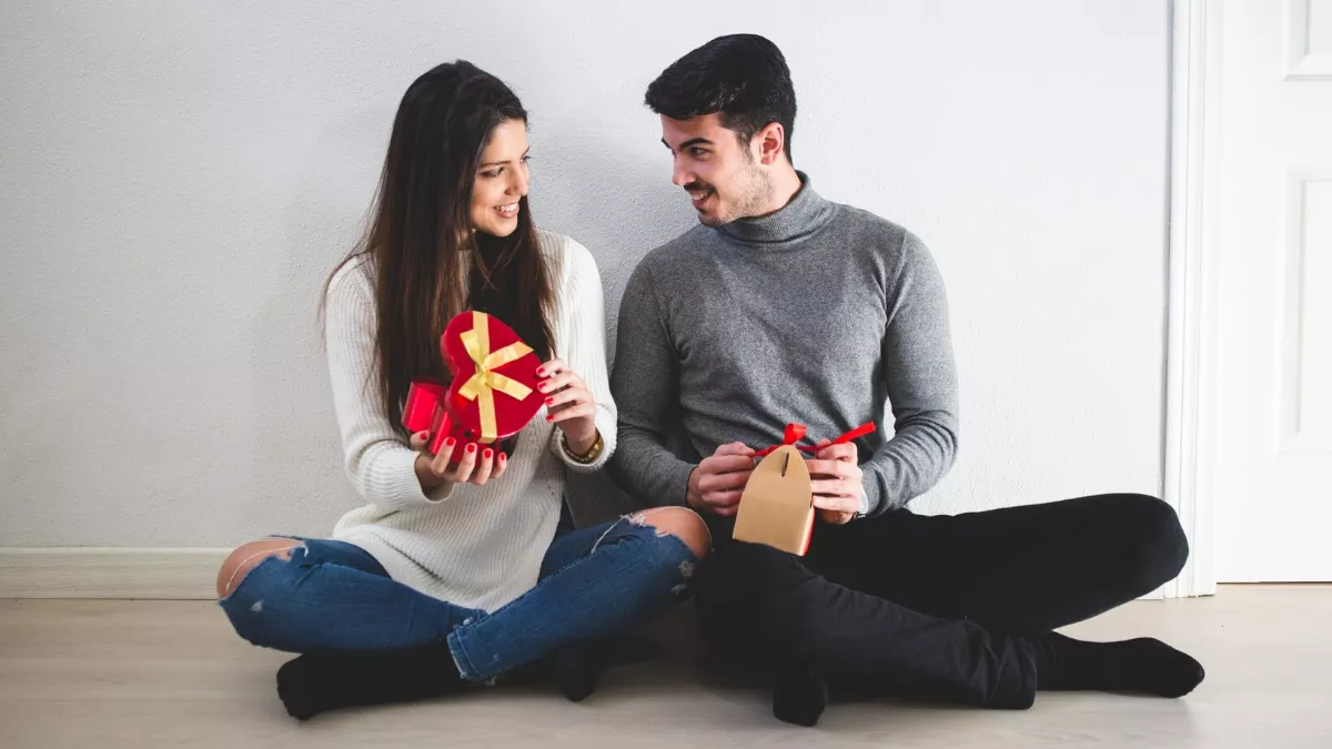 Valentine Day 2024 इन यूजफुल गिफ्ट्स के साथ बना दें अपने स्पेशल वन के