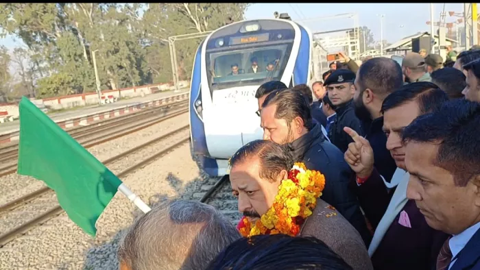 Udhampur Railway Station: जितेंद्र सिंह ने वंदे भारत एक्सप्रेस को हरी झंडी दिखाकर किया रवाना।