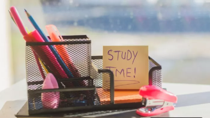 Board Exam: बोर्ड एग्जाम में होने वाले डिस्ट्रैक्शन से ऐसे पाएं निजात। (Image-freepik)