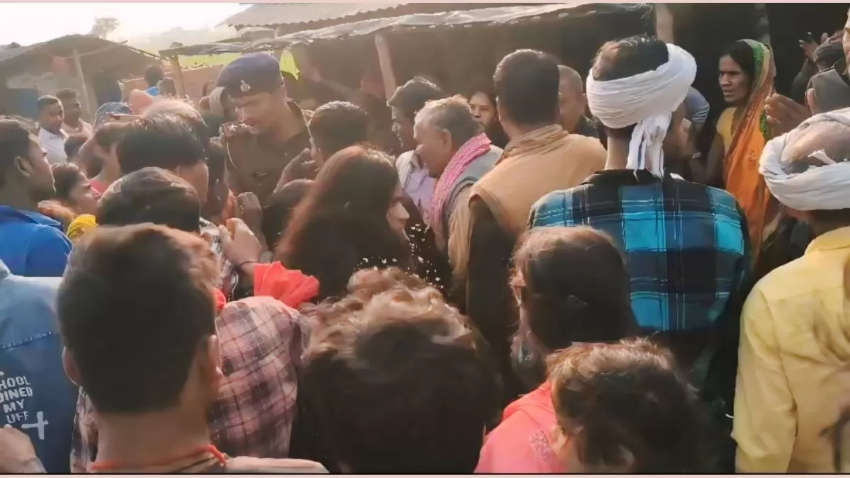 Bihar News: सुगौली में पुलिस ने शराब धंधेबाज को पकड़ा, धक्का-मुक्की कर छुड़ा ले गए ग्रामीण, अब FIR दर्ज