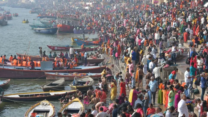 Varanasi Weather: केदार घाट के बीच स्नान करते श्रद्धालु। नवनीत रत्न पाठक