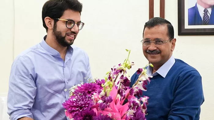 शिवसेना (उद्धव गुट) नेता आदित्य ठाकरे ने की केजरीवाल से मुलाकात।