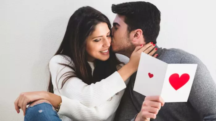 Kiss Day 2025: इन प्यार भरे मैसेजेस से पार्टनर को भेजें किस डे की विशेज (Picture Courtesy: Freepik)