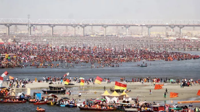 Maha Kumbh 2025: महाकुंभ मेले में अरेल घाट से गंगा में स्नान करते श्रद्धालु। भैरव जायसवाल